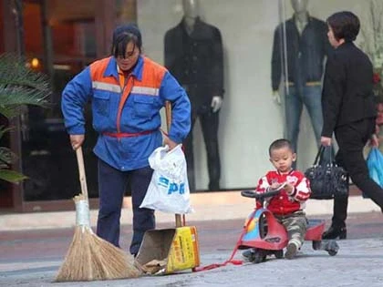 Em bé theo chân mẹ quét rác khắp nơi ảnh 3