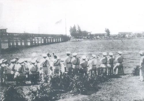 Đoàn Quân nhạc biểu diễn sáng 20/7/1964 ở bờ Bắc cầu Hiền Lương (ảnh tư liệu của Đoàn Nghi lễ Quân đội)