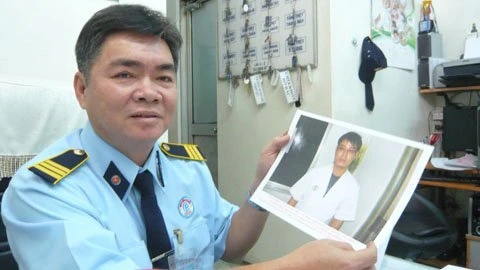 Giả bác sĩ, công an vào bệnh viện lừa đảo ảnh 1