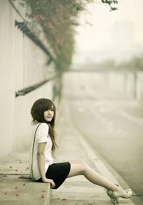 Nữ sinh Thái làm dáng trong bộ đồng phục yêu thích (Designer Clothings)