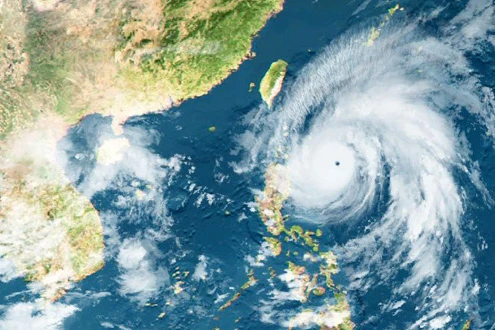 Siêu bão cấp 17 tiến sát biển Đông ảnh 2