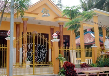 Nhà thành chùa ở núi Cấm ảnh 1