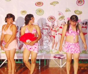 Màn biểu diễn đàn ông mặc bikini khá trơ trẽn.