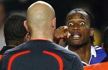 Hình ảnh này khiến ông Abramovich nổi giận với Drogba. Ảnh: AFP