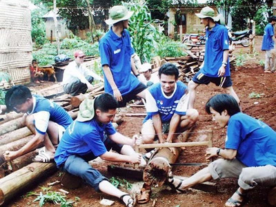 Chiến sĩ tình nguyện Trường ĐH Luật TP.HCM ở mặt trận Gia Lai cưa cây dựng nhà cho đồng bào trong một chiến dịch Mùa hè xanh - Ảnh: M.C. Chiến sĩ tình nguyện Trường ĐH Luật TP.HCM ở mặt trận Gia Lai cưa cây dựng nhà cho đồng bào trong một chiến dịch Mùa hè xanh - Ảnh: M.C.