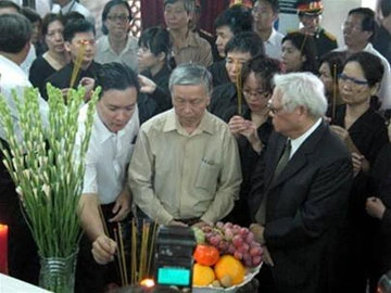 Nén hương tiễn biệt người chú, người anh, người đồng chí...