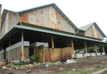 Chợ bỏ hoang giữa thành phố ảnh 1