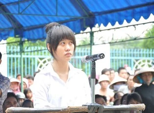 Thiếu nữ tát CSGT bị phạt 9 tháng tù ảnh 1