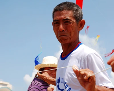 Nghệ nhân Nguyễn Thanh Vân đang thả thử diều nghìn mét. Nghệ nhân Nguyễn Thanh Vân đang thả thử diều nghìn mét.