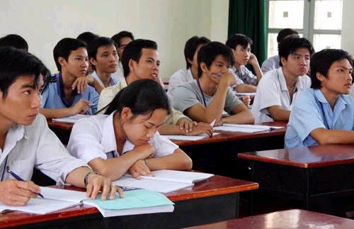 Tất cả sinh viên đều mong muốn nhà trường sắp xếp lịch học ổn định, khoa học để khỏi phải đi lại nhiều nơi -Ảnh: TRẦN HUỲNH