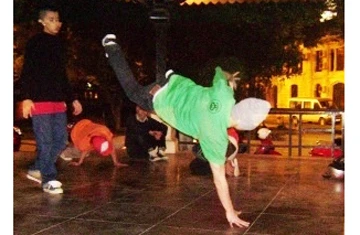 Bị bạn gái "đá" vì ham mê hip-hop ảnh 1