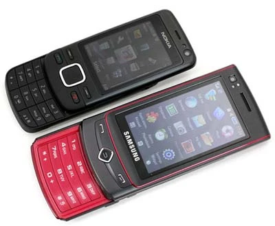 ...và so sánh với chiếc di động cảm ứng Samsung S8300 UltraTouch.