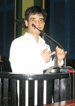 Cường giữ nguyên một vẻ mặt và thái độ này suốt phiên xử. Ảnh: Vũ Mai.