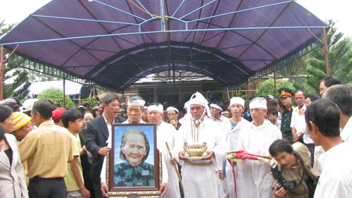 Tiễn đưa mẹ Thứ về với đất trời ảnh 13