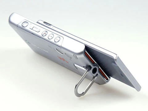 Gióng chống xem video của W995. Ảnh: Cnet.