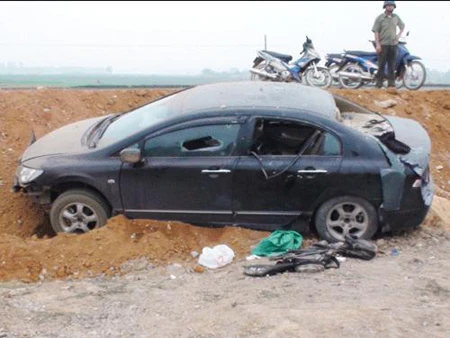 Chiếc xe Civic dính máu sau cuộc rượt đuổi ảnh 4