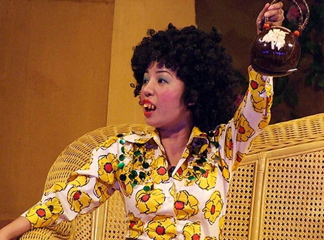 Thúy Nga (vai Duyên) trong vở "Kỹ nghệ lấy Tây" đang diễn trên sân khấu Phú Nhuận.