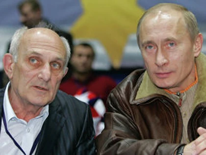 Ông Putin trốn ống kính tại lễ tang thầy ảnh 4