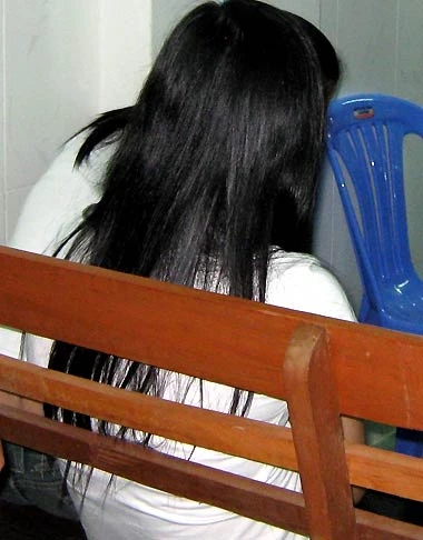 2 chị em Loan ra tòa chứng kiến hình phạt mẹ và chị gái. Ảnh: Phương Thư.