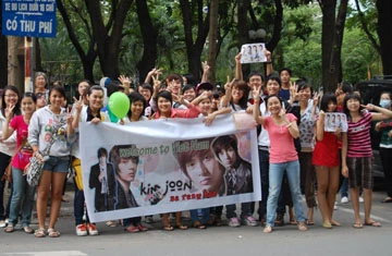 Các bạn trẻ VN chào đón ca sĩ Park Sang Min, nhóm nữ Brown Eyes Girls và nhóm T-Max. Ảnh: H.VI