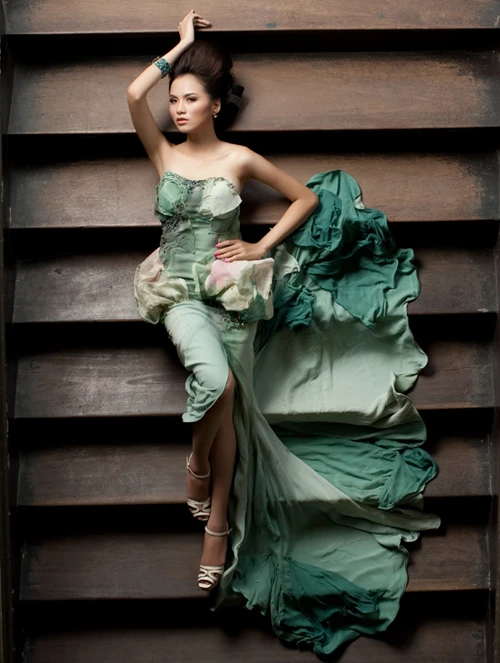 Hoa hậu Diễm Hương diện 9 váy dạ hội ảnh 6