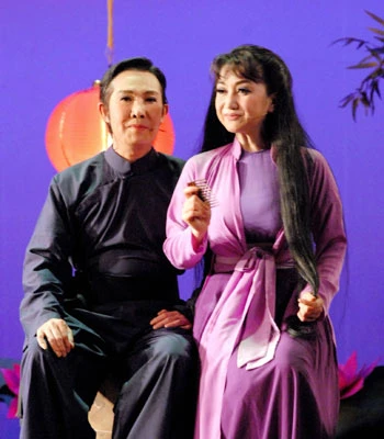 NSƯT Vũ Linh và NSƯT Thanh Thanh Tâm trong trích đoạn Hòn vọng phu. Ảnh: M.Hoàng