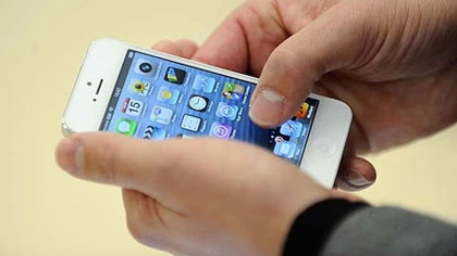 Lại thêm một trường hợp bị điện giật khi đang dùng iPhone ảnh 1