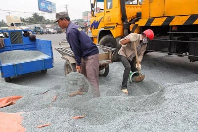 Lật xe chở đá, tài xế và lơ xe bị thương ảnh 2 Lật xe chở đá, tài xế và lơ xe bị thương ảnh 2