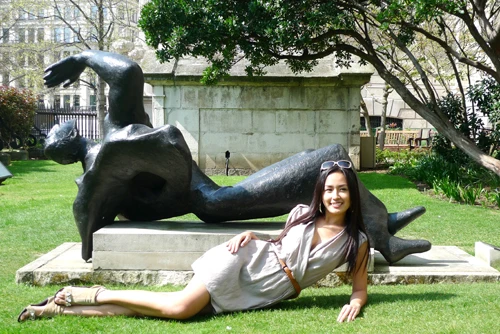 Mai Phương Thúy nhí nhảnh ở châu Âu ảnh 1