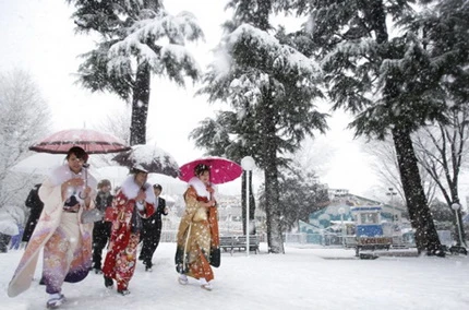 Thiếu nữ Nhật Bản dự lễ trưởng thành dưới mưa tuyết ảnh 2