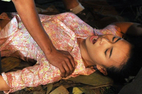 Ngọc Diệp bị xé áo ảnh 6