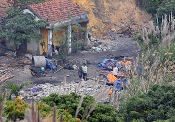 Quảng Ninh: Than thổ phỉ “nuốt” nhà dân - Bài 1: Sống trong thống khổ ảnh 2