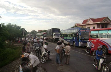 Xe container cháy rụi trên cầu ảnh 4