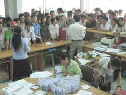 Thí sinh nhận giấy báo dự thi liên thông ở ĐH Công nghiệp TP.HCM - Ảnh: H.Bình