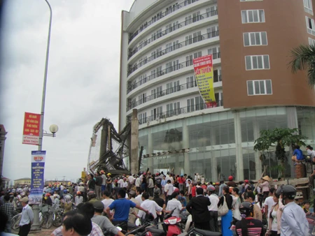 Sập sảnh khách sạn cao tầng, nhiều người thương vong ảnh 2