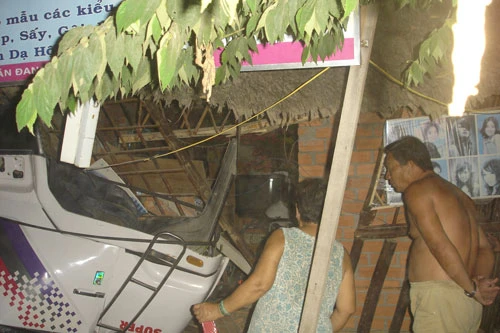 Lao xe vào nhà dân, tài xế thiệt mạng ảnh 1 Lao xe vào nhà dân, tài xế thiệt mạng ảnh 1