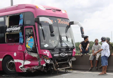 Xe khách va thành cầu Mỹ Thuận, một người chết ảnh 1