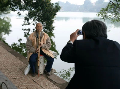 Người thổi tiêu bên hồ Hoàn Kiếm ảnh 2