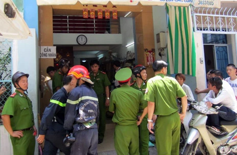 Kẹt trong thang máy chuyển đồ, một thanh niên chết thảm ảnh 1