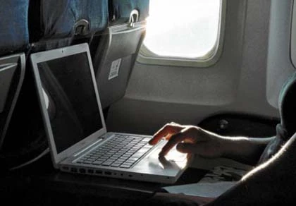 Bắt quả tang thầy giáo xem phim sex trên máy bay ảnh 1