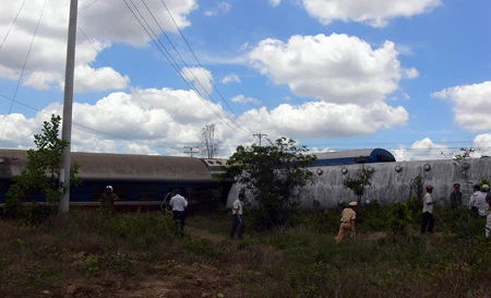 Xe ben tông tàu hỏa, ba toa tàu bị lật ảnh 3 Xe ben tông tàu hỏa, ba toa tàu bị lật ảnh 3