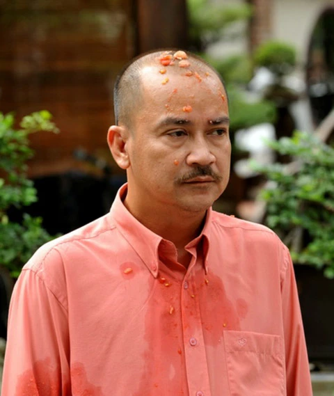 Diễn viên hài Hoàng Sơn bị ném cà chua ảnh 2 Diễn viên hài Hoàng Sơn bị ném cà chua ảnh 2