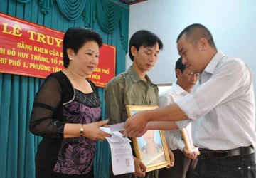 Công an Tiền Giang khen thưởng người dân phát hiện tội phạm ảnh 1