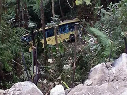 Bị phạt, lao xe buýt vào người đi đường ảnh 1