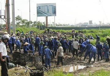 Hai bảo vệ nhận 140.000-150.000 đồng/lượt xe đổ bùn ảnh 1