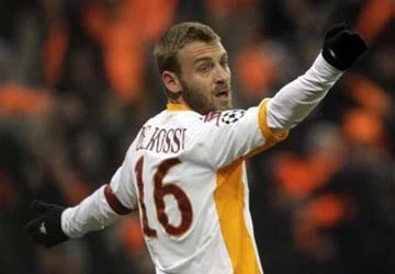 Đánh nguội đối thủ, De Rossi nhận án nặng nề ảnh 1