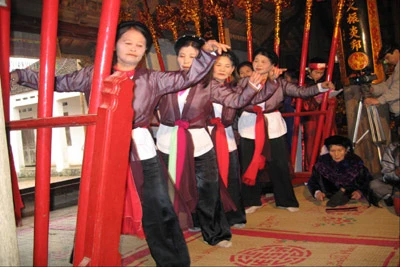 Các nghệ nhân lớn tuổi vẫn biểu diễn những động tác hát Xoan mạnh mẽ, dứt khoát như thế này.