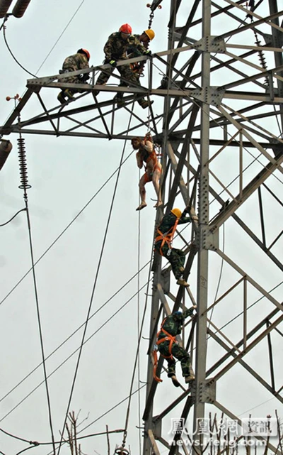 Thót tim giải cứu cô gái "nude" trên cột điện cao thế ảnh 4 Thót tim giải cứu cô gái "nude" trên cột điện cao thế ảnh 4