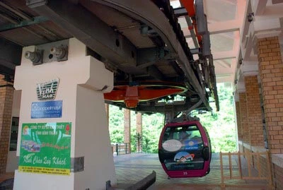 Phó Giám đốc Khu du lịch núi Tà Cú Vũ Đức Phương nói hệ thống cáp treo gặp sự cố. Ảnh: Trần Duy
