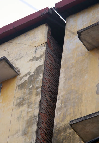Cuộc sống trong những ngôi nhà nghiêng nửa mét ảnh 1